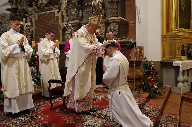 Nowi księża w diecezji tarnowskiej. 14 mężczyzn przyjęło święcenia kapłańskie