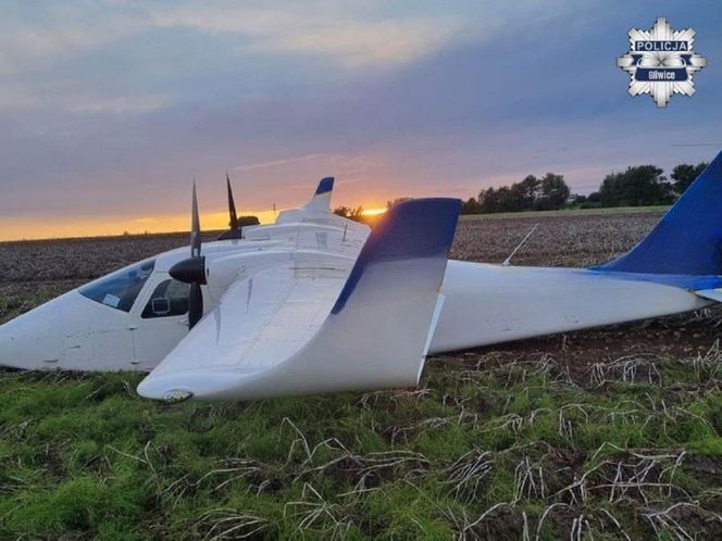 Samolot awaryjnie lądował na polu rolnym. Na miejscu interweniowały służby