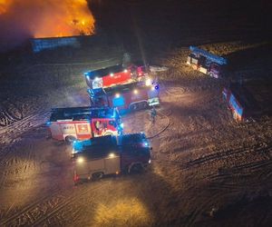 Strażacy walczyli z ogniem na składowisku odpadów w Bełżycach