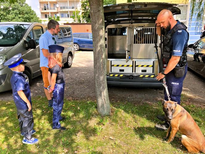 Wyjątkowa wizyta 7-letniego bohatera. Lucjan pojawił się w Komendzie Miejskiej Policji w Toruniu