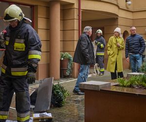 Na Wspólnej, odc 4076. Monika (Sylwia Gliwa), Damian Cieślik (Waldemar Błaszczyk), Włodek (Mieczysław Hryniewicz)