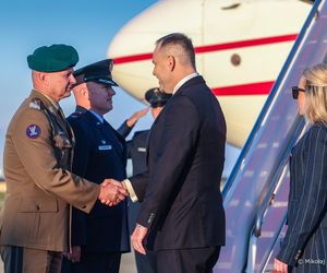 Karol Nawrocki wylądował w USA. Czerwony dywan i dziwna nieobecność! Nocą pokazali nagrania! 