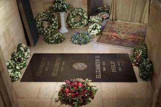 Królowa Elżbieta II zmarła dokładnie rok temu. jak teraz wygląda jej grób?