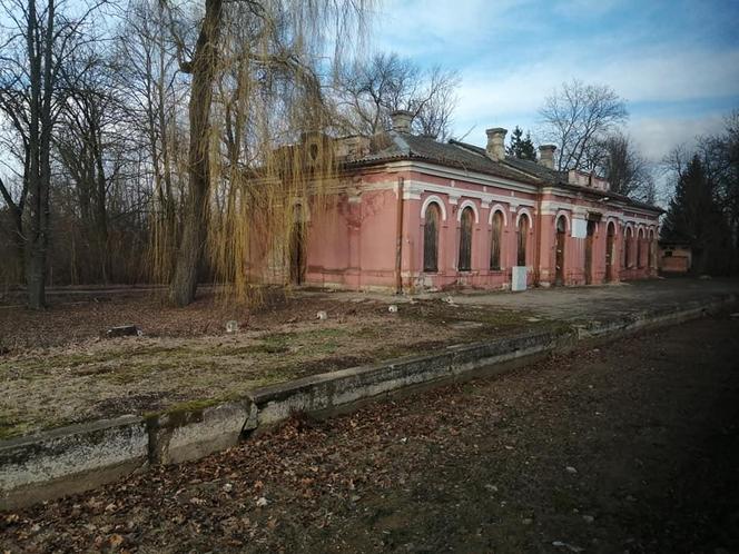 Niszczejący budynek dworca kolejowego w Mordach
