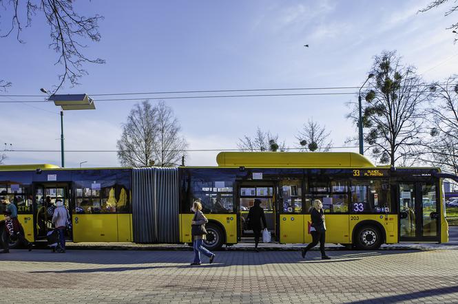 Ludzie w maseczkach Katowice