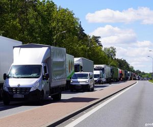 Tragiczny wypadek w Gostyninie. Wjechała toyotą pod tira. Nie żyje