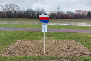 Patriotyczna ławeczka zniknęła, ale jest tabliczka „na miarę naszych możliwości”