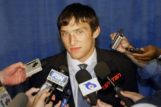 Alexander Ovechkin został najlepszym strzelcem w historii NHL. Potrzebujemy galerię zdjęć z celebracji, która miała miejsce w USA