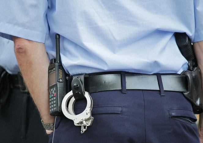 Piotrków Trybunalski. ZAKULI go na targowsku twierdząc, że jest POSZUKIWANYM ZABÓJCĄ. Żona ma do policjantów OGROMNY ŻAL
