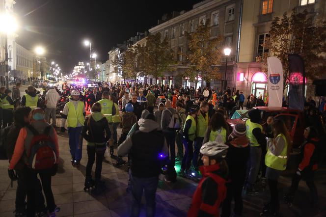 Nightskating. Warszawiacy przejechali stolicę na rolkach [Zdjęcia]