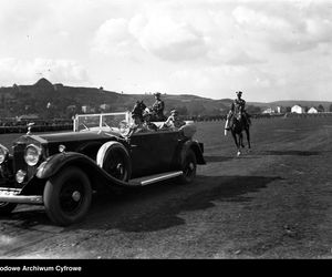 Marszałek Józef Piłsudski w samochodzie Rolls-Royce w towarzystwie płk. Witolda Warthy przejeżdża przez Błonia 1933 r.