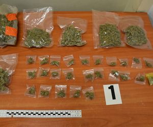 Pościg jak z filmu w Warszawie! W BMW środki odurzające i broń! Zobacz, co grozi zatrzymanej parze! 