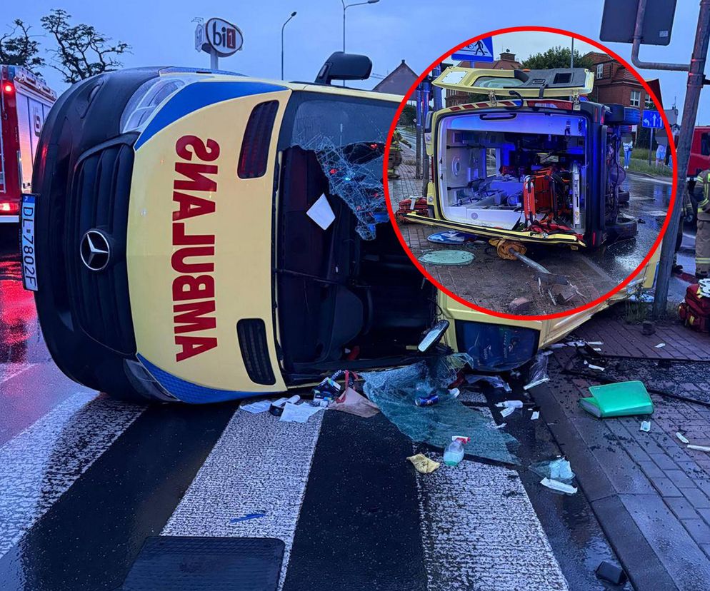 Wypadek karetki pogotowia. Trzy osoby, w tym pacjentka, trafiły do szpitala [ZDJĘCIA]