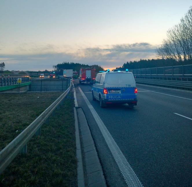  Wypadek na S51. Ciężarówka uderzyła w bariery ochronne. Utrudnienia na trasie Olsztyn - Olsztynek 