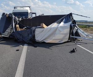 Dostawczak wjechał w ciężarówkę. Groźna kolizja na S5 koło Leszna