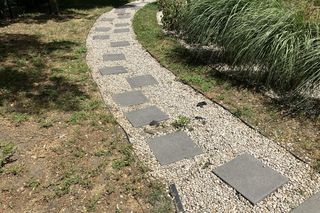 Dziurawe nawierzchnie – pomysły na podjazdy i podejścia, które zatrzymają deszcz na działce i nie zmienią klimatu wokół domu