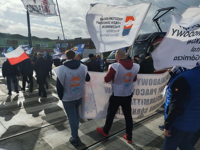 Hutnicy i koksownicy wyszli na ulice w Dąbrowie Górniczej. Apel do rządu o ratunek dla branży i tysięcy miejsc pracy