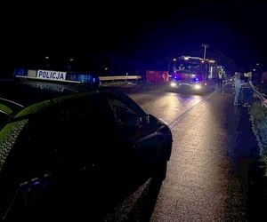 Śmiertelny wypadek pod Kutnem. 28-latek z BMW zderzył się z dwoma pojazdami [ZDJĘCIA].