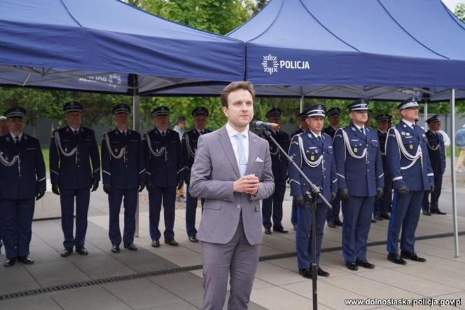 Dolnośląska policja przyjęła aż 37 nowych funkcjonariuszy. Zobacz zdjęcia i nagranie ze ślubowania