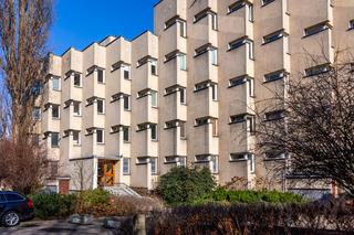 Blok PRL na ul. Koziej 9 - zobacz budynek, który z zmienia się wraz z punktem widzenia