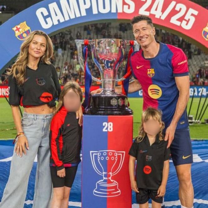 Robert Lewandowski z żoną i dziecmi