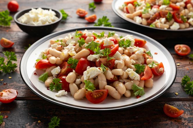 Masz fasolę z puszki i fetę? 10 minut i masz genialną sałatkę na kolację