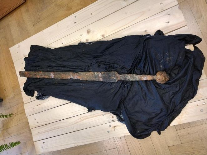 Sensacyjne znalezisko w Wiśle! Wędkarz wyłowił średniowieczny miecz