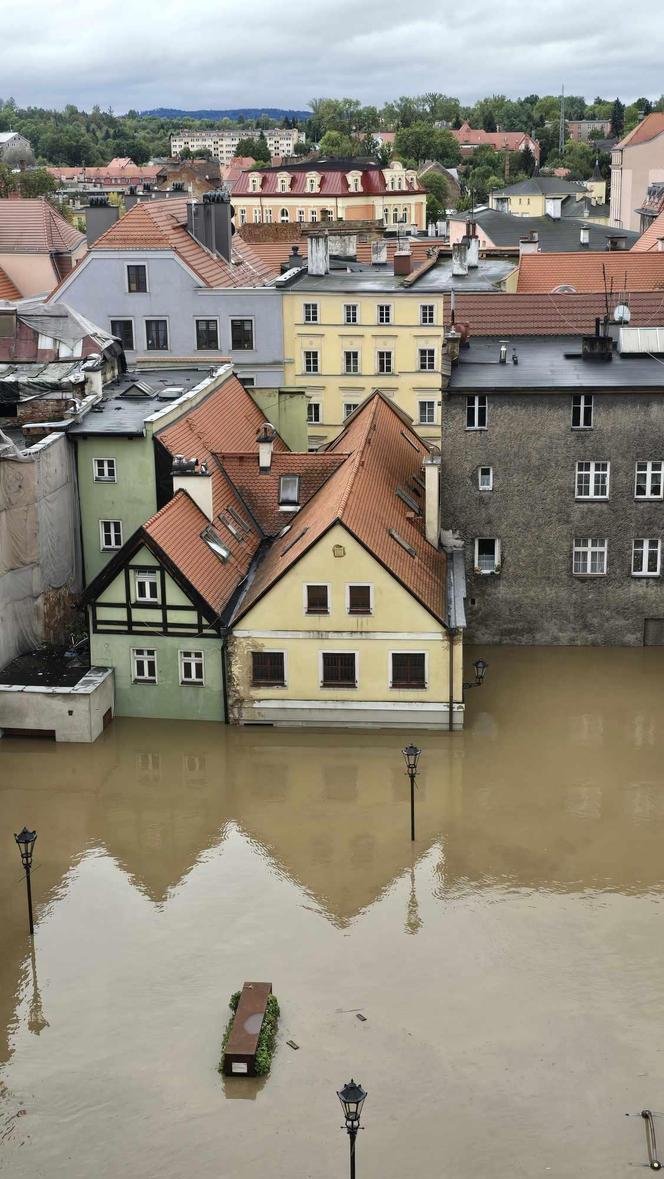 Tragiczna sytuacja w Kłodzku. Władze apelują: "Ratujcie swoje życie!"