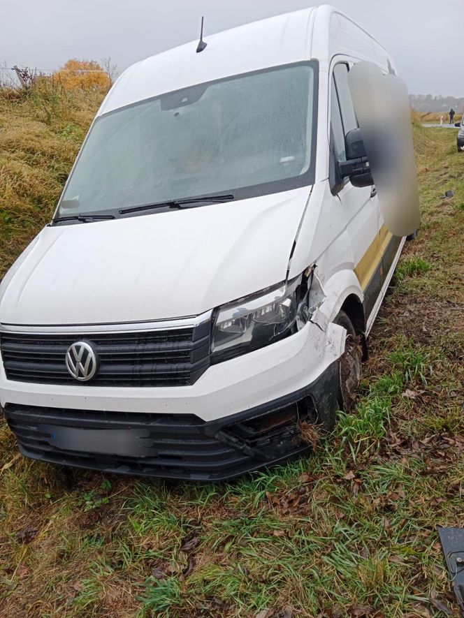 Poważny wypadek w Baranowie. Zderzyły się trzy auta. Wśród rannych 7-letnie dziecko
