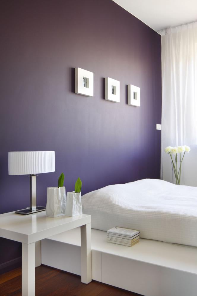 Biało - fioletowa sypialnia