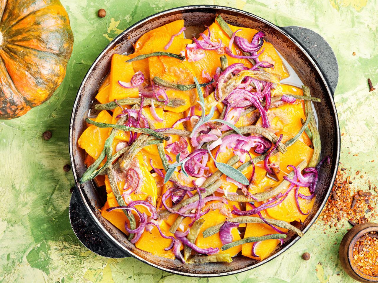 Dynia duszona z czerwoną cebulą i szałwią - cudowne jesienne danie wege