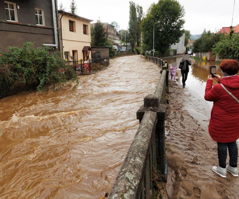 Wielka woda nie jest atrakcją. Uprzedź dziecko, aby tego nie robiło