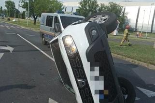 Poważny wypadek koło Toruń Plaza. Głośny huk, ranne kobiety i auto przewrócone na bok