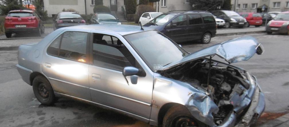 Pojazdy uszkodzone przez pijanego kierowcę na ul. Reymonta w Tarnowie