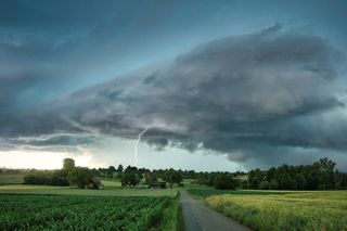 Burze z gradem na Dolnym Śląsku. Sprawdź, gdzie obowiązują alerty