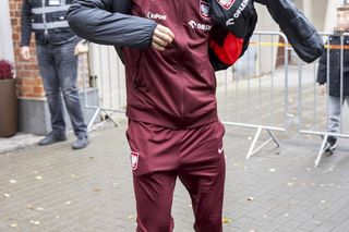 Reprezentacja zmokła na spacerze. Lewandowski się krył przed deszczem