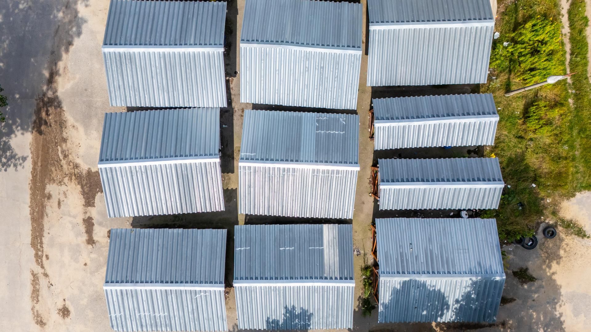 Elementy rozebranego pawilonu „Emilia” przechowywane na Białołęce w Warszawie