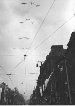Uroczystości 3 Maja na starych fotografiach. Wielkie defilady i piękne stroje! [ZDJĘCIA]