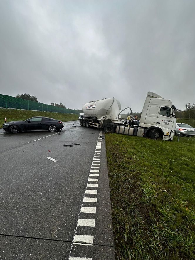 Karambol na A1. Zderzenie ciężarówki z osobówkami. Jak długo potrwają utrudnienia?