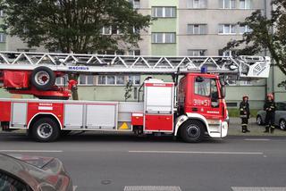 Groźny pożar w bloku na łódzkich Bałutach. Ogień buchał z okien, mieszkanie doszczętnie spłonęło