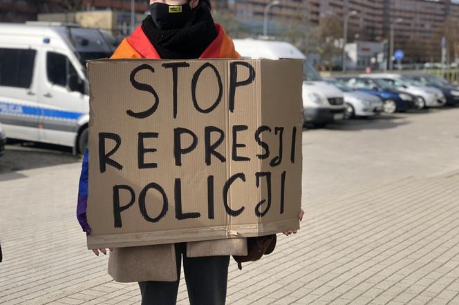 „Stop represji policji”. Manifestacja przy komisariacie na gdańskim Przymorzu 