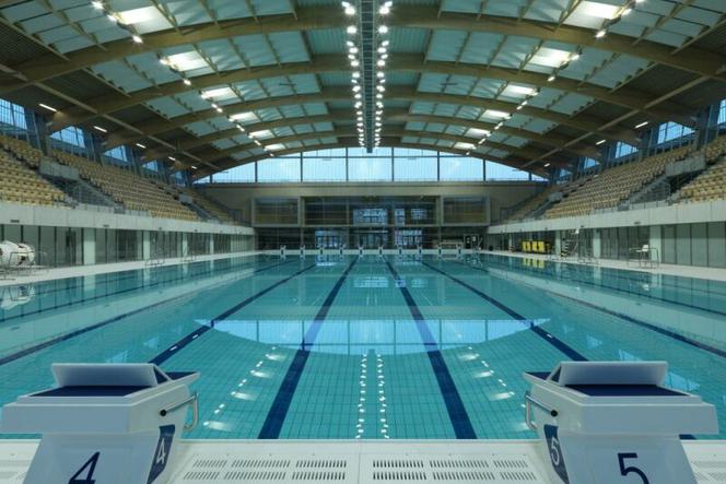 Basen olimpijski Floating Arena - nowoczesna pływalnia ze szkła