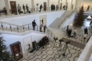 Koniec pracy Sejmu? Posłowie dostaną po 30 tys. zł. Jedni harują, a drudzy zarabiają krocie!