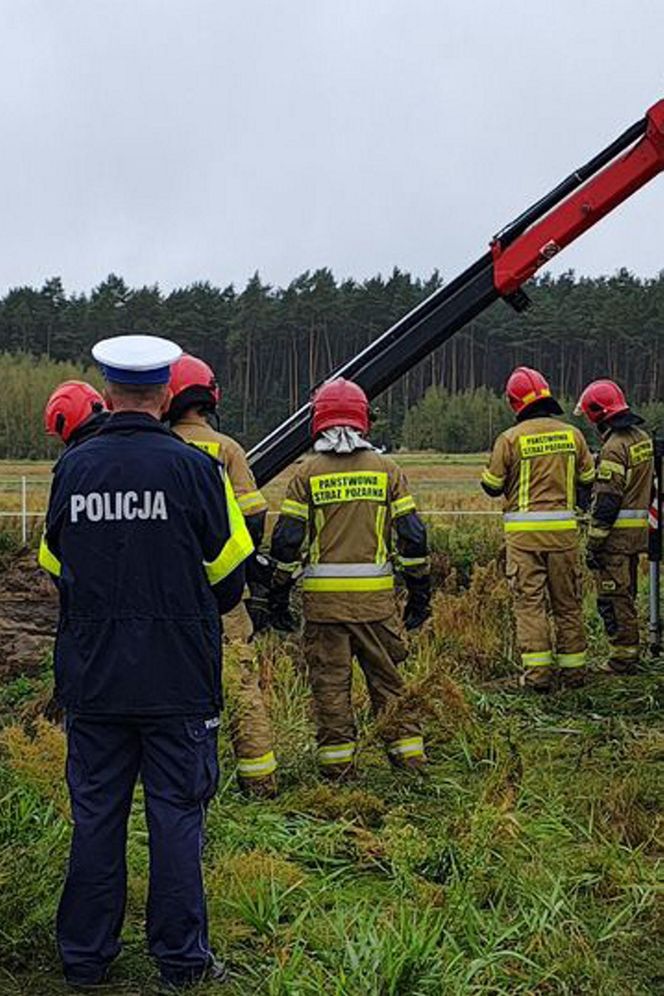 Makabra pod Wieluniem. Samochód zatonął w stawie, w środku zwłoki dwóch mężczyzn
