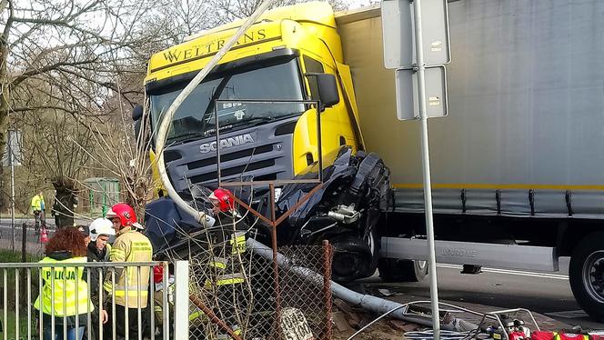 Śmiertelny wypadek w Drużbicach. Nie żyje kierowca osobówki