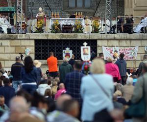 Pielgrzyma na Jasną Górę ruszyła z Krakowa. Tłumy uczestników zmierzają do Częstochowy