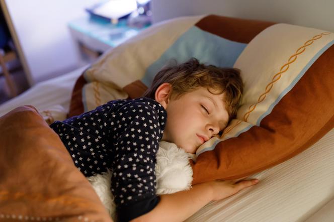 Dziecko moczy się w nocy? Pediatra mówi, w jakim wieku to powód do obaw 