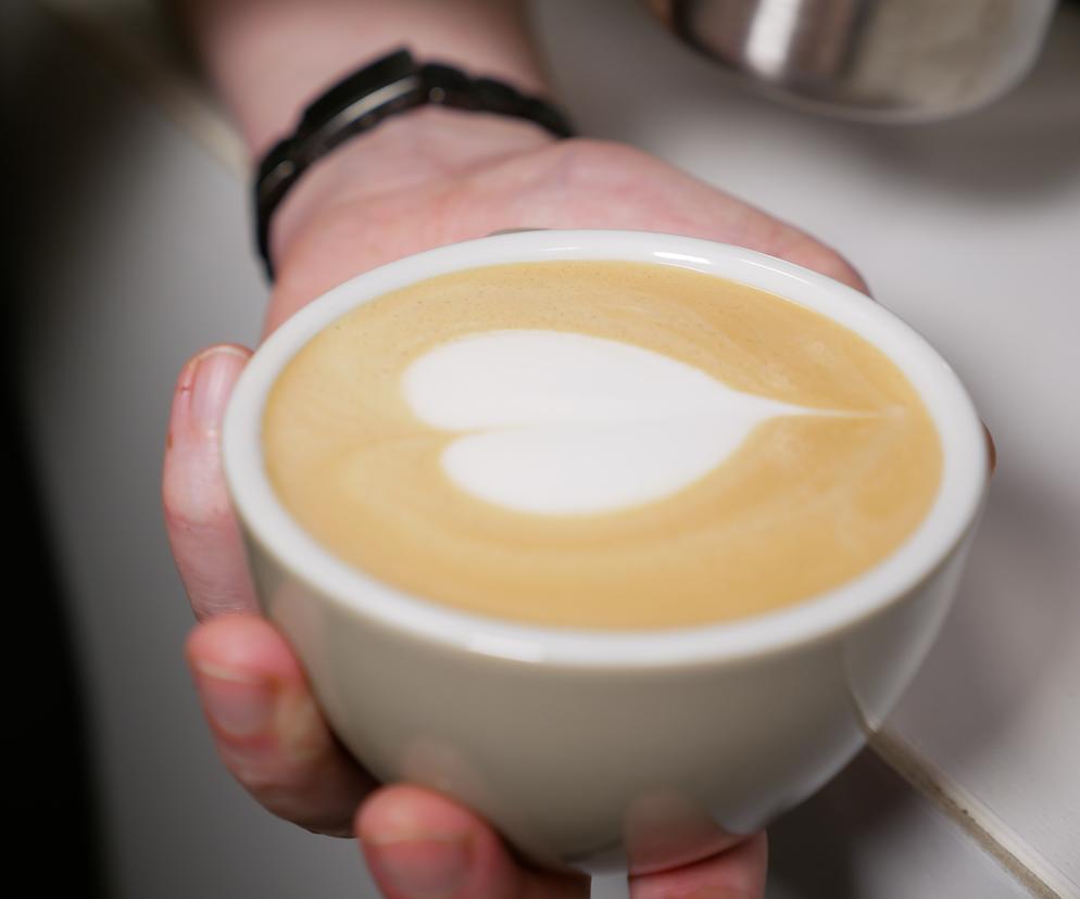 Jak zrobić serduszko na kawie w domowych warunkach? Mistrzyni świata baristów radzi krok po kroku, jak zrobić walentynkowe latte art 