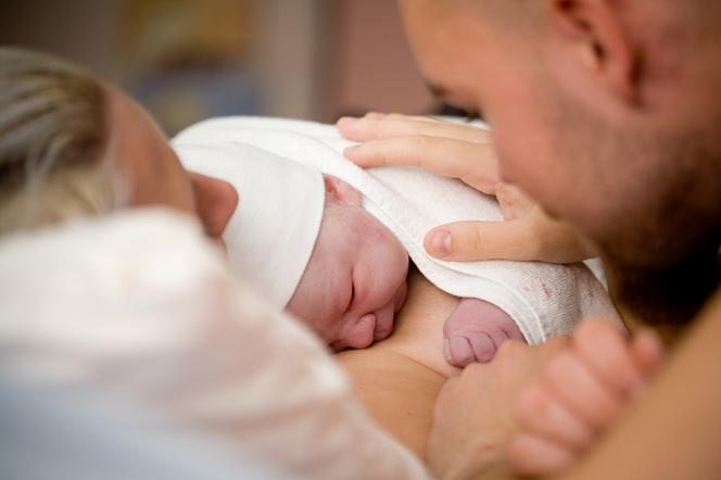 Obserwowanie narodzin własnego dziecka ułatwia mężczyźnie nawiązywanie kontaktu z malcem.