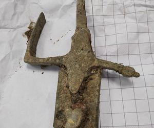 Zabytkowa szabla wyłowiona z Wisły. Rzeka odkrywa skarby z przeszłości